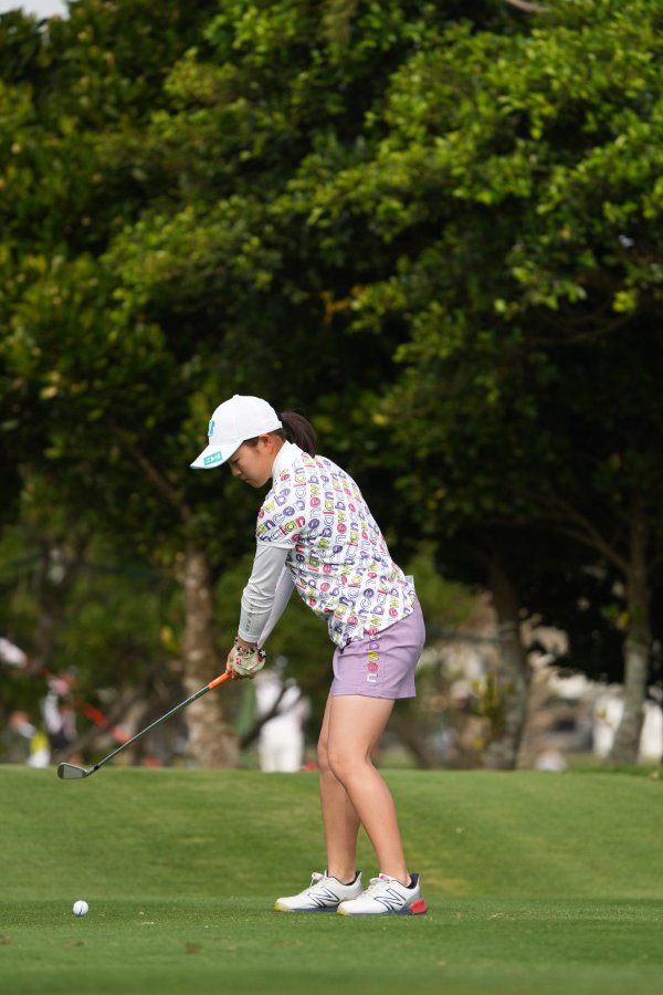 佐藤心結のアイアンスイング（斜め前方）連続写真【2022年ダイキンオーキッドレディスゴルフトーナメント】