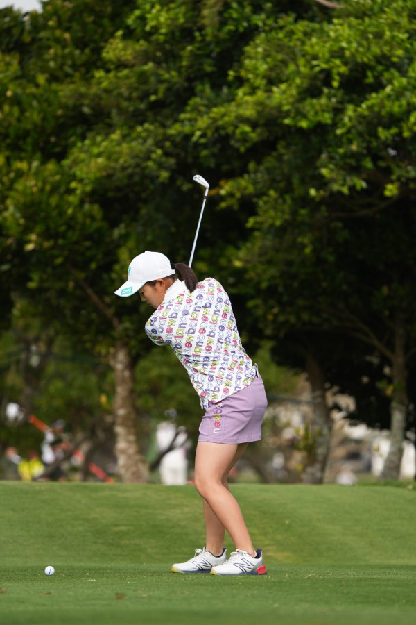 佐藤心結のアイアンスイング（斜め前方）連続写真【2022年ダイキンオーキッドレディスゴルフトーナメント】
