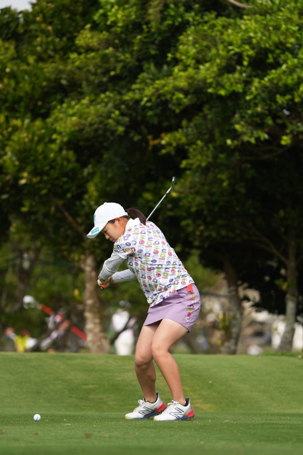 佐藤心結のアイアンスイング（斜め前方）連続写真【2022年ダイキンオーキッドレディスゴルフトーナメント】