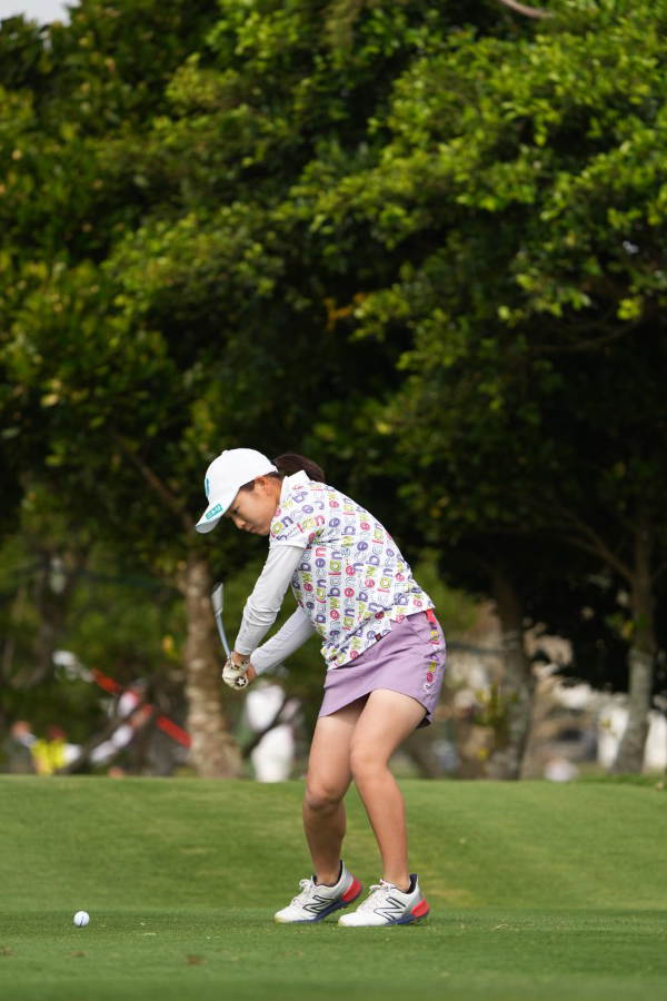 佐藤心結のアイアンスイング（斜め前方）連続写真【2022年ダイキンオーキッドレディスゴルフトーナメント】