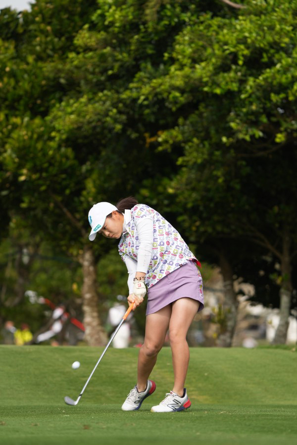 佐藤心結のアイアンスイング（斜め前方）連続写真【2022年ダイキンオーキッドレディスゴルフトーナメント】
