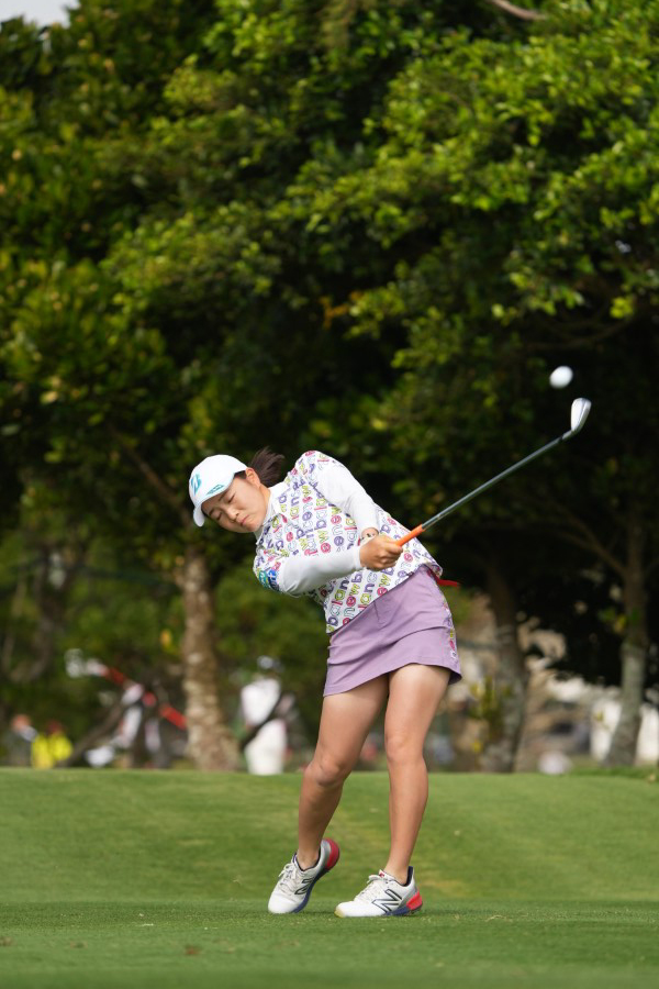 佐藤心結のアイアンスイング（斜め前方）連続写真【2022年ダイキンオーキッドレディスゴルフトーナメント】