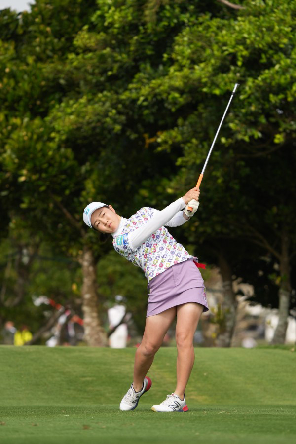佐藤心結のアイアンスイング（斜め前方）連続写真【2022年ダイキンオーキッドレディスゴルフトーナメント】