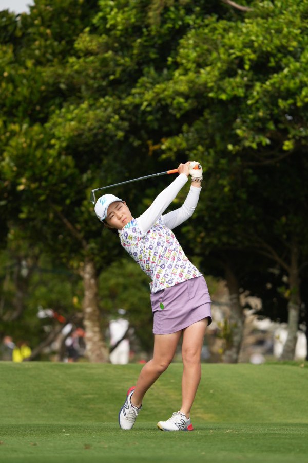 佐藤心結のアイアンスイング（斜め前方）連続写真【2022年ダイキンオーキッドレディスゴルフトーナメント】