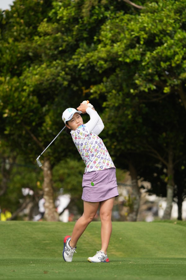 佐藤心結のアイアンスイング（斜め前方）連続写真【2022年ダイキンオーキッドレディスゴルフトーナメント】