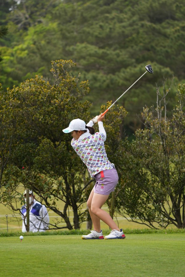 佐藤心結のドライバースイング（斜め前方）連続写真【2022年ダイキンオーキッドレディスゴルフトーナメント】