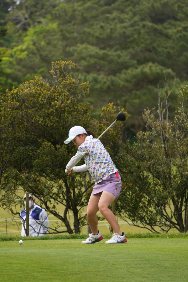 佐藤心結のドライバースイング（斜め前方）連続写真【2022年ダイキンオーキッドレディスゴルフトーナメント】