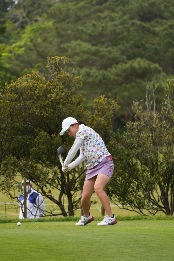 佐藤心結のドライバースイング（斜め前方）連続写真【2022年ダイキンオーキッドレディスゴルフトーナメント】