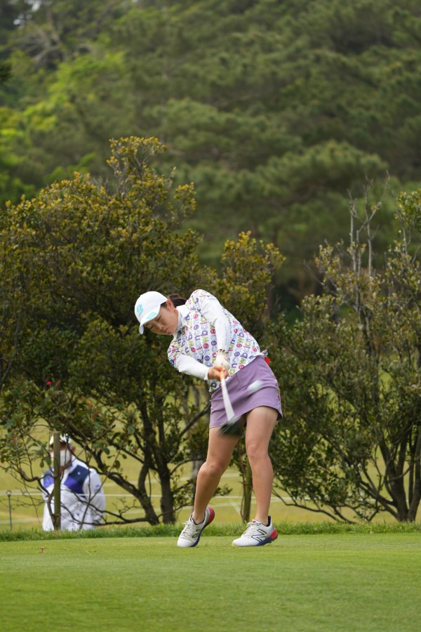 佐藤心結のドライバースイング（斜め前方）連続写真【2022年ダイキンオーキッドレディスゴルフトーナメント】