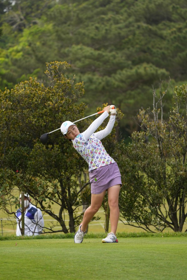 佐藤心結のドライバースイング（斜め前方）連続写真【2022年ダイキンオーキッドレディスゴルフトーナメント】