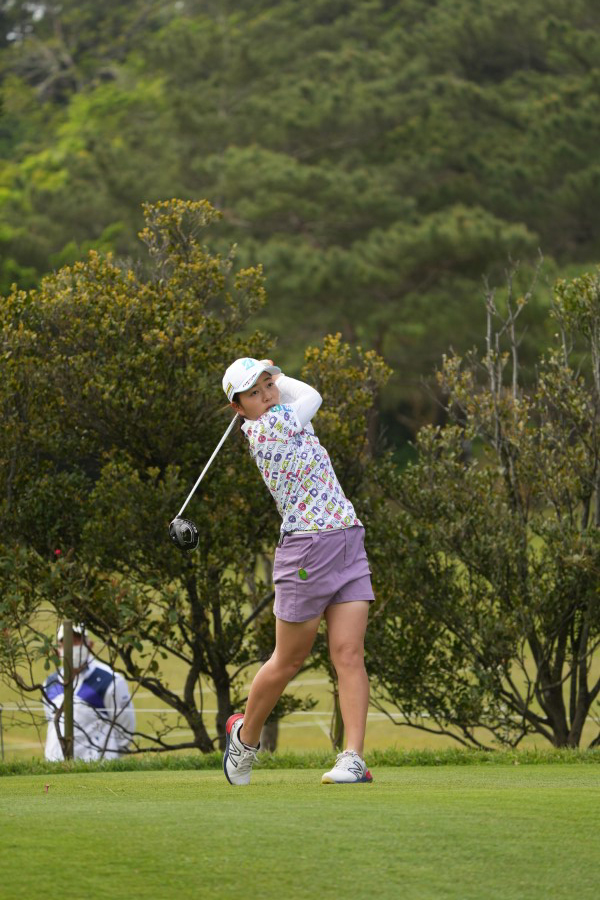 佐藤心結のドライバースイング（斜め前方）連続写真【2022年ダイキンオーキッドレディスゴルフトーナメント】