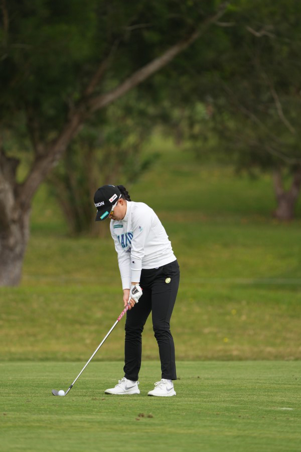 勝みなみのウェッジスイング（斜め前方）連続写真【2022年ダイキンオーキッドレディスゴルフトーナメント】