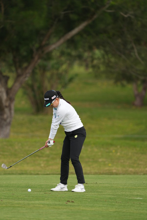 勝みなみのウェッジスイング（斜め前方）連続写真【2022年ダイキンオーキッドレディスゴルフトーナメント】