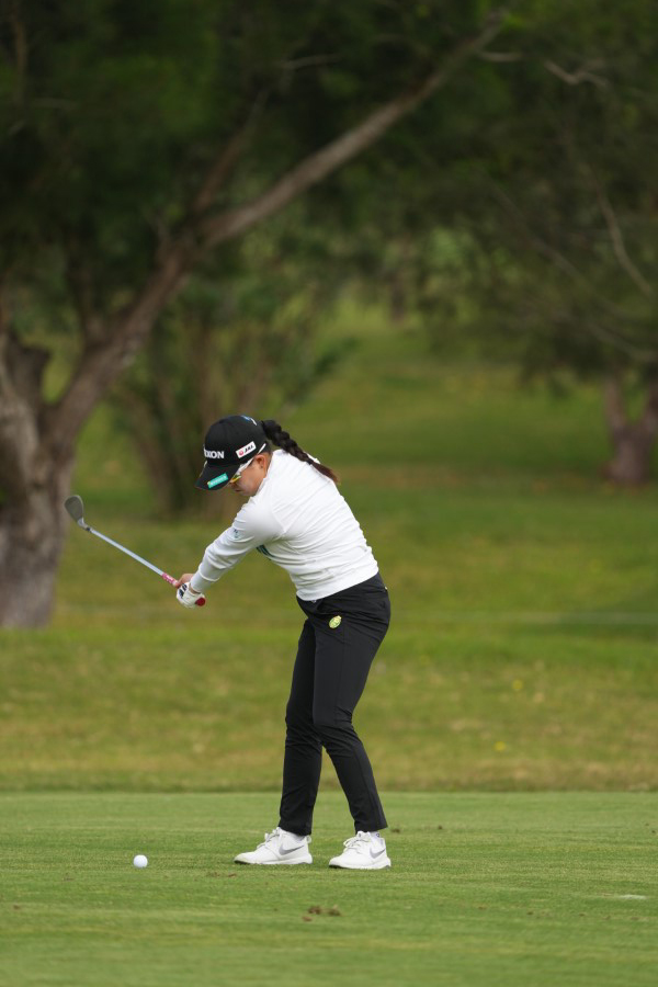 勝みなみのウェッジスイング（斜め前方）連続写真【2022年ダイキンオーキッドレディスゴルフトーナメント】