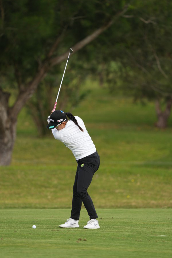 勝みなみのウェッジスイング（斜め前方）連続写真【2022年ダイキンオーキッドレディスゴルフトーナメント】