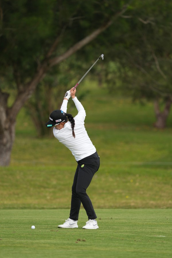 勝みなみのウェッジスイング（斜め前方）連続写真【2022年ダイキンオーキッドレディスゴルフトーナメント】