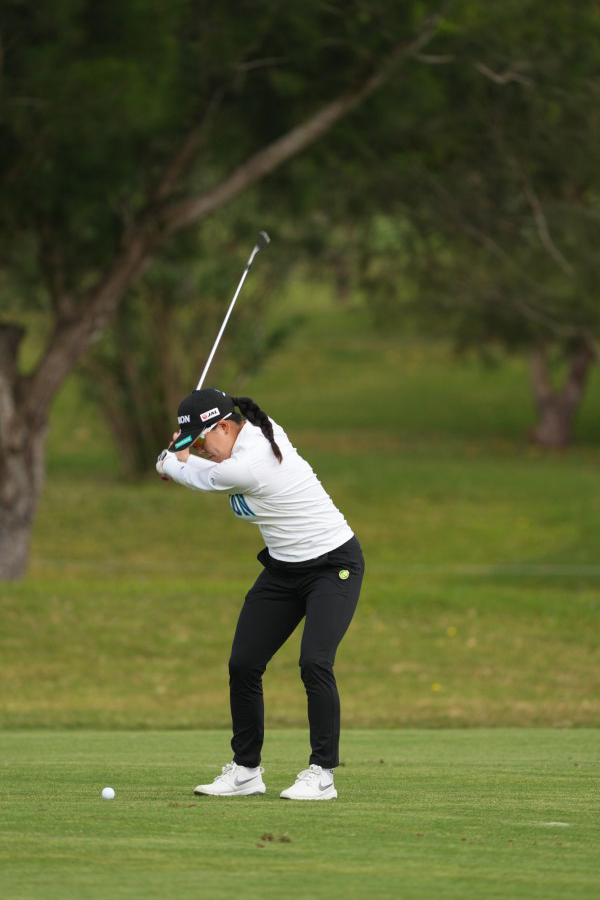 勝みなみのウェッジスイング（斜め前方）連続写真【2022年ダイキンオーキッドレディスゴルフトーナメント】