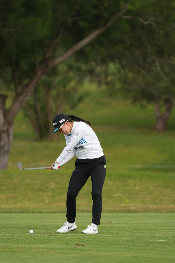 勝みなみのウェッジスイング（斜め前方）連続写真【2022年ダイキンオーキッドレディスゴルフトーナメント】