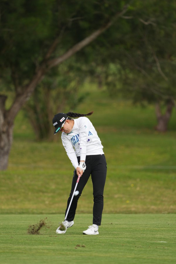 勝みなみのウェッジスイング（斜め前方）連続写真【2022年ダイキンオーキッドレディスゴルフトーナメント】