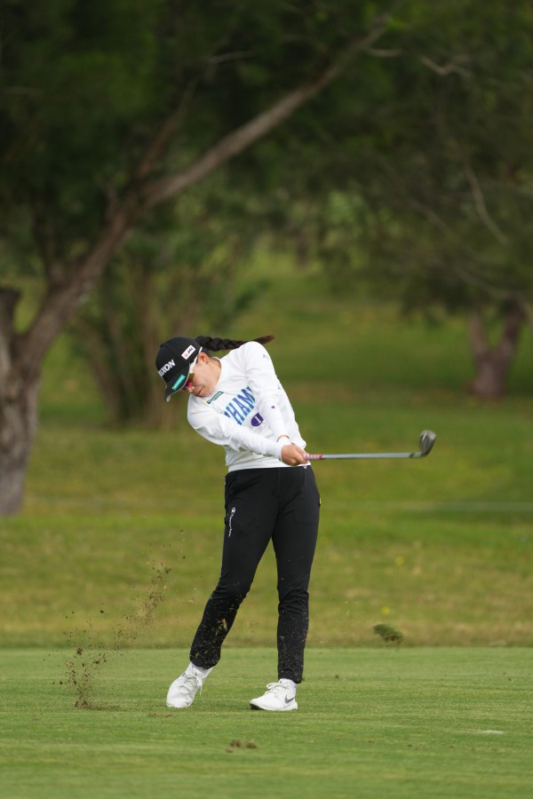 勝みなみのウェッジスイング（斜め前方）連続写真【2022年ダイキンオーキッドレディスゴルフトーナメント】