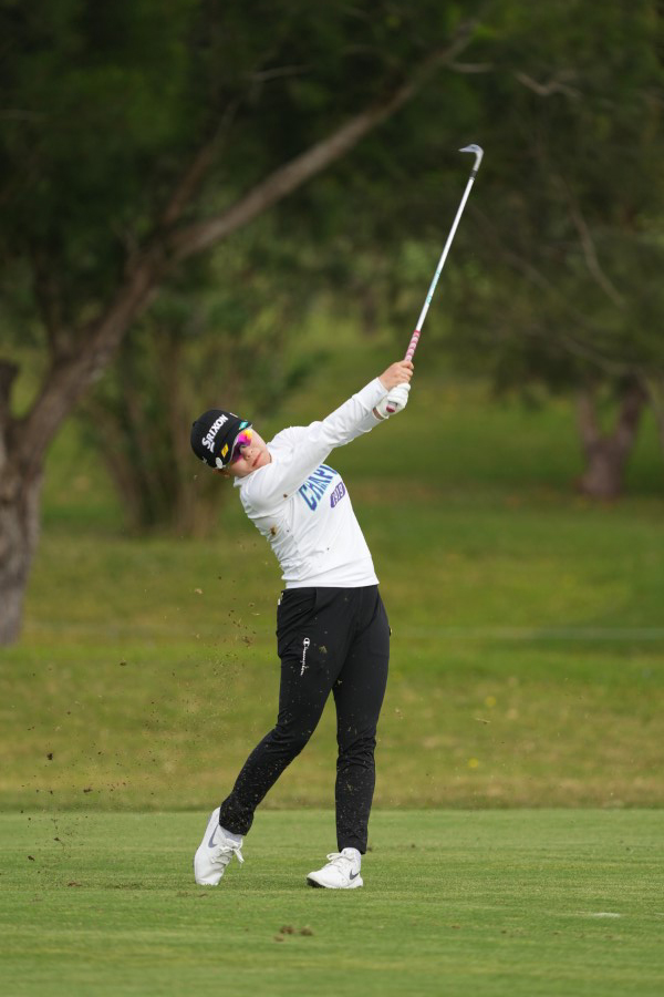 勝みなみのウェッジスイング（斜め前方）連続写真【2022年ダイキンオーキッドレディスゴルフトーナメント】