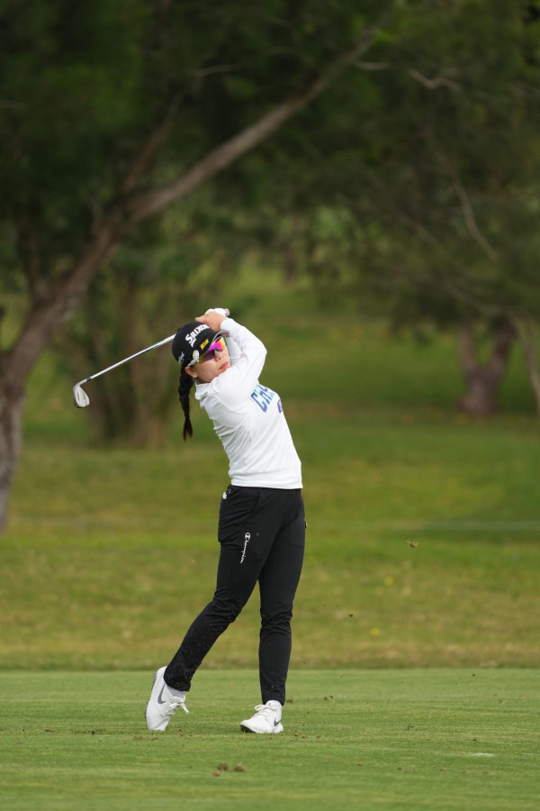 勝みなみのウェッジスイング（斜め前方）連続写真【2022年ダイキンオーキッドレディスゴルフトーナメント】