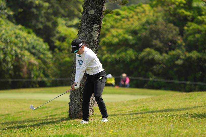 勝みなみのアイアンスイング（ラフ）連続写真【2022年ダイキンオーキッドレディスゴルフトーナメント】