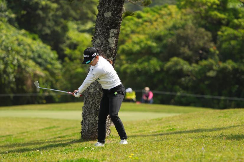 勝みなみのアイアンスイング（ラフ）連続写真【2022年ダイキンオーキッドレディスゴルフトーナメント】