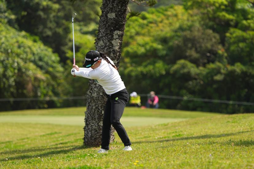 勝みなみのアイアンスイング（ラフ）連続写真【2022年ダイキンオーキッドレディスゴルフトーナメント】