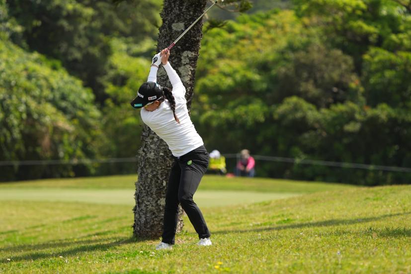 勝みなみのアイアンスイング（ラフ）連続写真【2022年ダイキンオーキッドレディスゴルフトーナメント】