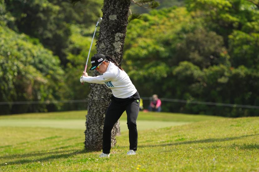 勝みなみのアイアンスイング（ラフ）連続写真【2022年ダイキンオーキッドレディスゴルフトーナメント】