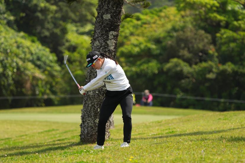 勝みなみのアイアンスイング（ラフ）連続写真【2022年ダイキンオーキッドレディスゴルフトーナメント】