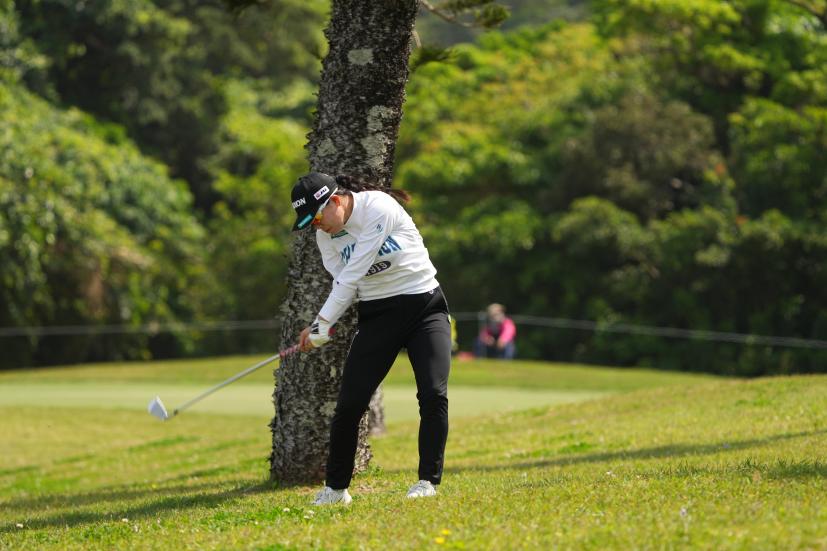 勝みなみのアイアンスイング（ラフ）連続写真【2022年ダイキンオーキッドレディスゴルフトーナメント】