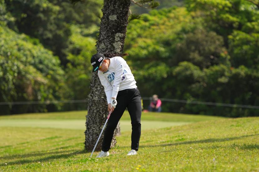 勝みなみのアイアンスイング（ラフ）連続写真【2022年ダイキンオーキッドレディスゴルフトーナメント】