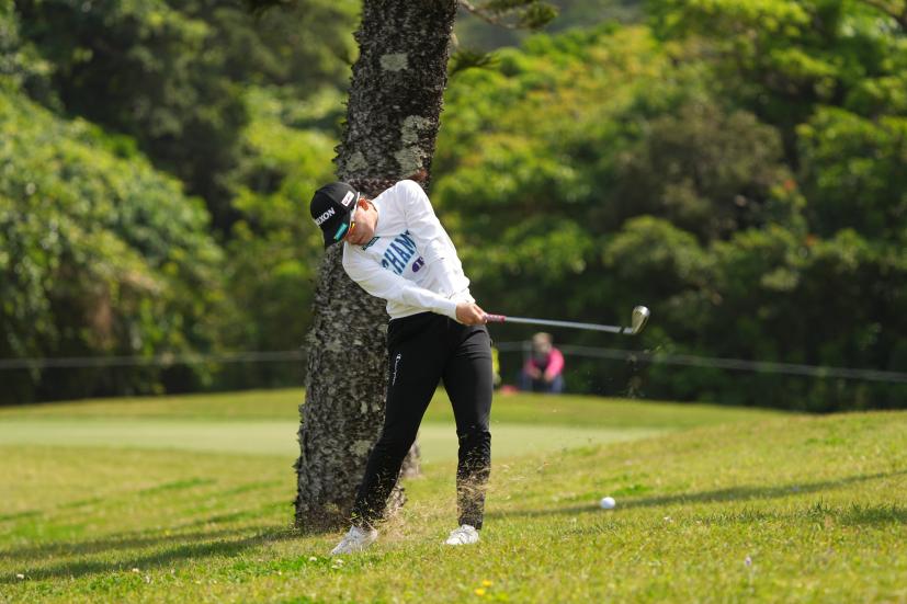 勝みなみのアイアンスイング（ラフ）連続写真【2022年ダイキンオーキッドレディスゴルフトーナメント】