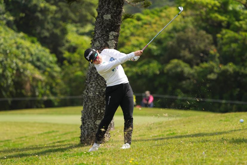 勝みなみのアイアンスイング（ラフ）連続写真【2022年ダイキンオーキッドレディスゴルフトーナメント】