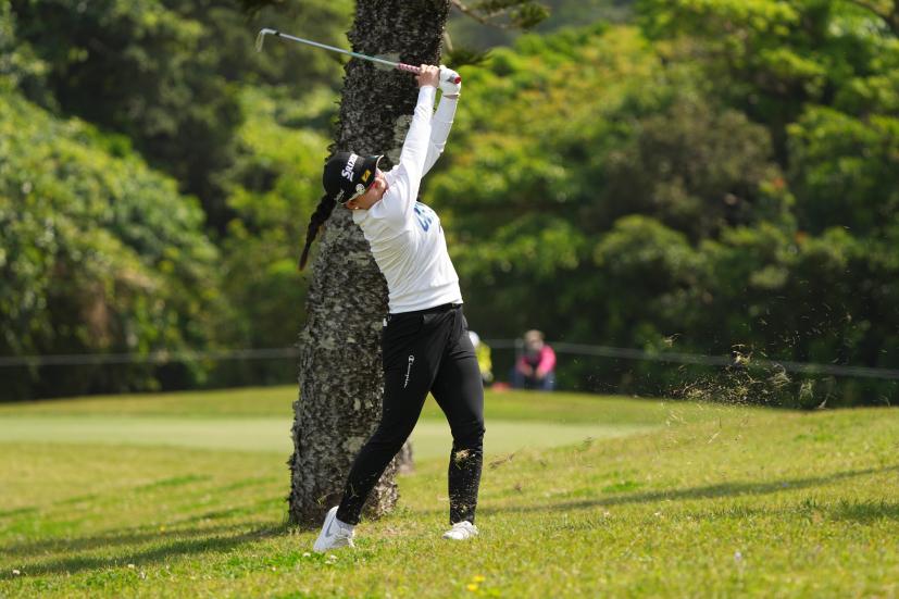 勝みなみのアイアンスイング（ラフ）連続写真【2022年ダイキンオーキッドレディスゴルフトーナメント】