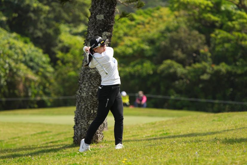 勝みなみのアイアンスイング（ラフ）連続写真【2022年ダイキンオーキッドレディスゴルフトーナメント】