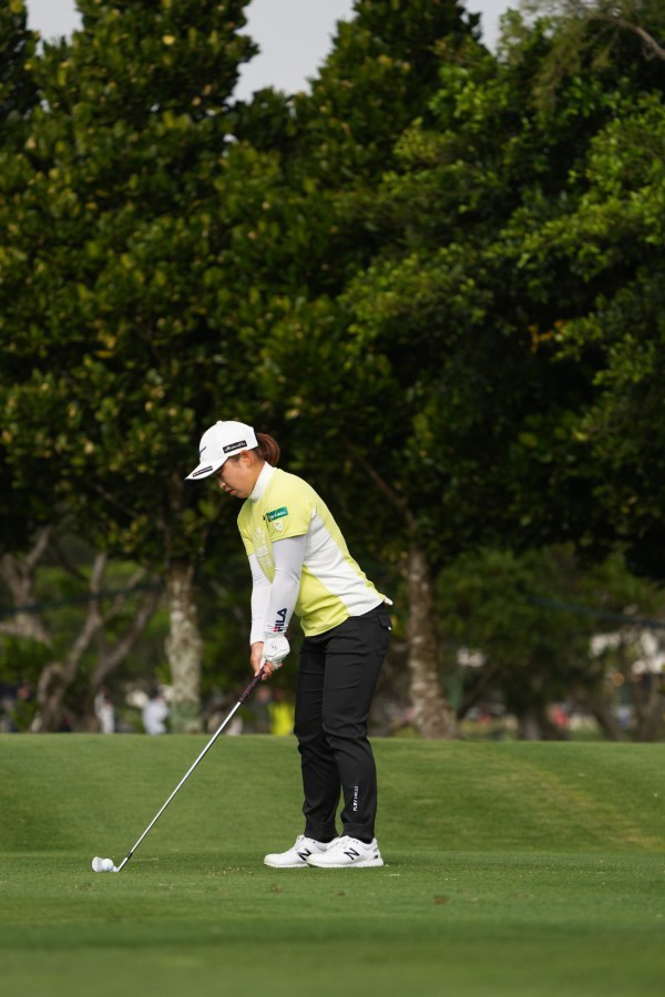 西郷真央のアイアンスイング（斜め前方）連続写真【2022年ダイキンオーキッドレディスゴルフトーナメント】