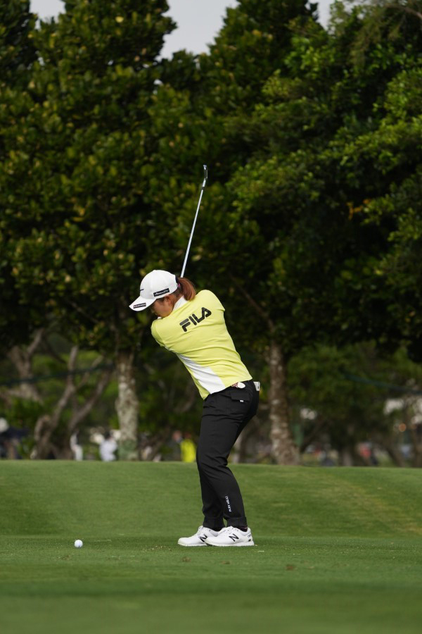 西郷真央のアイアンスイング（斜め前方）連続写真【2022年ダイキンオーキッドレディスゴルフトーナメント】