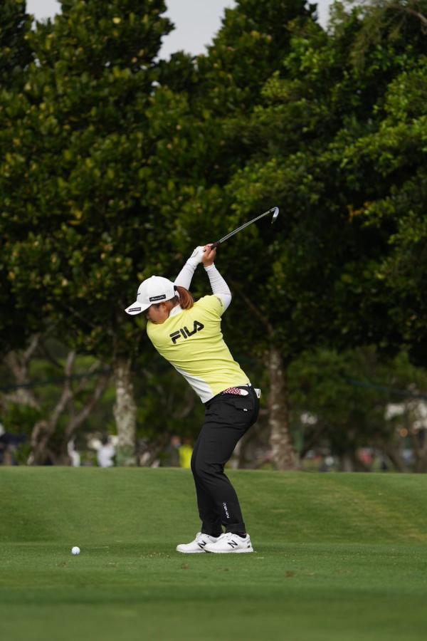 西郷真央のアイアンスイング（斜め前方）連続写真【2022年ダイキンオーキッドレディスゴルフトーナメント】