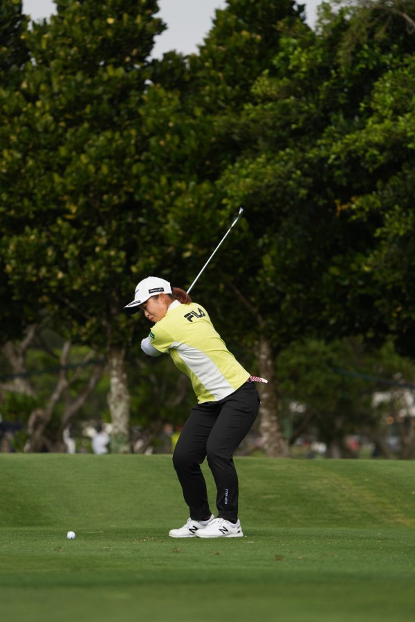 西郷真央のアイアンスイング（斜め前方）連続写真【2022年ダイキンオーキッドレディスゴルフトーナメント】