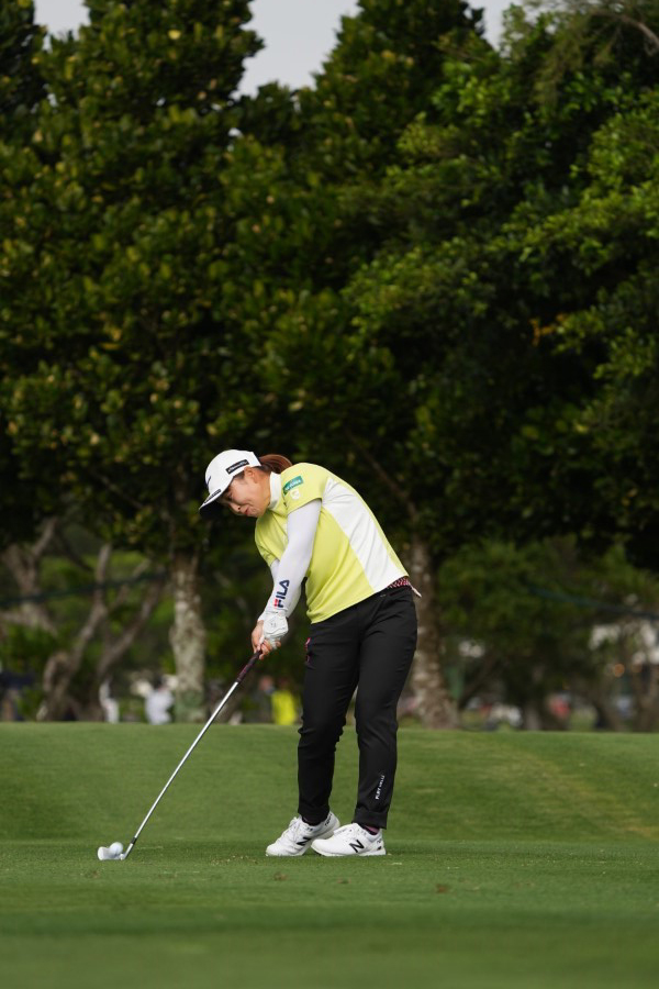 西郷真央のアイアンスイング（斜め前方）連続写真【2022年ダイキンオーキッドレディスゴルフトーナメント】