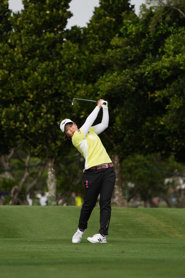 西郷真央のアイアンスイング（斜め前方）連続写真【2022年ダイキンオーキッドレディスゴルフトーナメント】