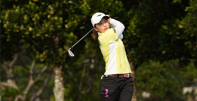 西郷真央のアイアンスイング（斜め前方）連続写真【2022年ダイキンオーキッドレディスゴルフトーナメント】