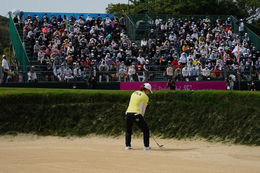 西郷真央のウェッジスイング（バンカー）連続写真【2022年ダイキンオーキッドレディスゴルフトーナメント】