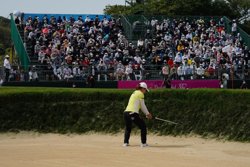 西郷真央のウェッジスイング（バンカー）連続写真【2022年ダイキンオーキッドレディスゴルフトーナメント】