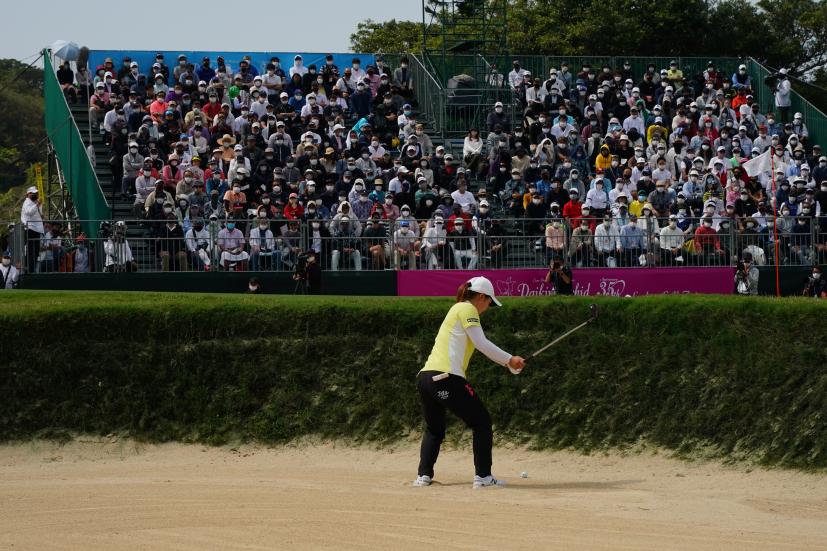 西郷真央のウェッジスイング（バンカー）連続写真【2022年ダイキンオーキッドレディスゴルフトーナメント】