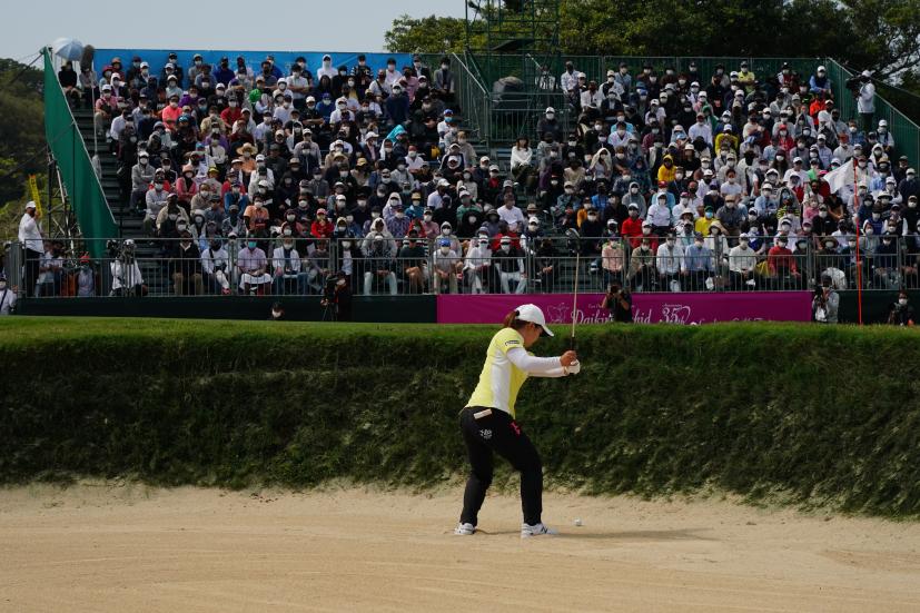 西郷真央のウェッジスイング（バンカー）連続写真【2022年ダイキンオーキッドレディスゴルフトーナメント】