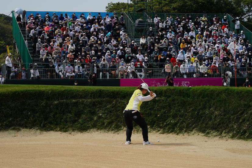 西郷真央のウェッジスイング（バンカー）連続写真【2022年ダイキンオーキッドレディスゴルフトーナメント】
